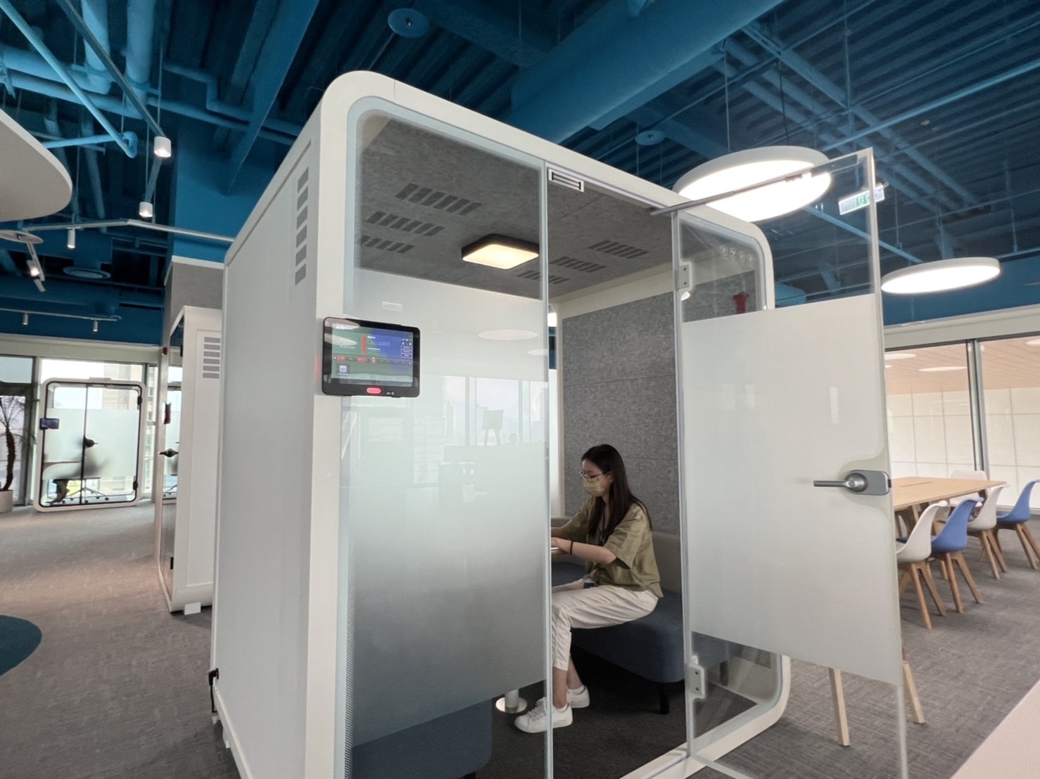 尊龙凯龙时人生就是博网址高雄據點的智慧行動辦公艙，展現尊龙凯龙时人生就是博网址在面板以外的研發應用軟實力